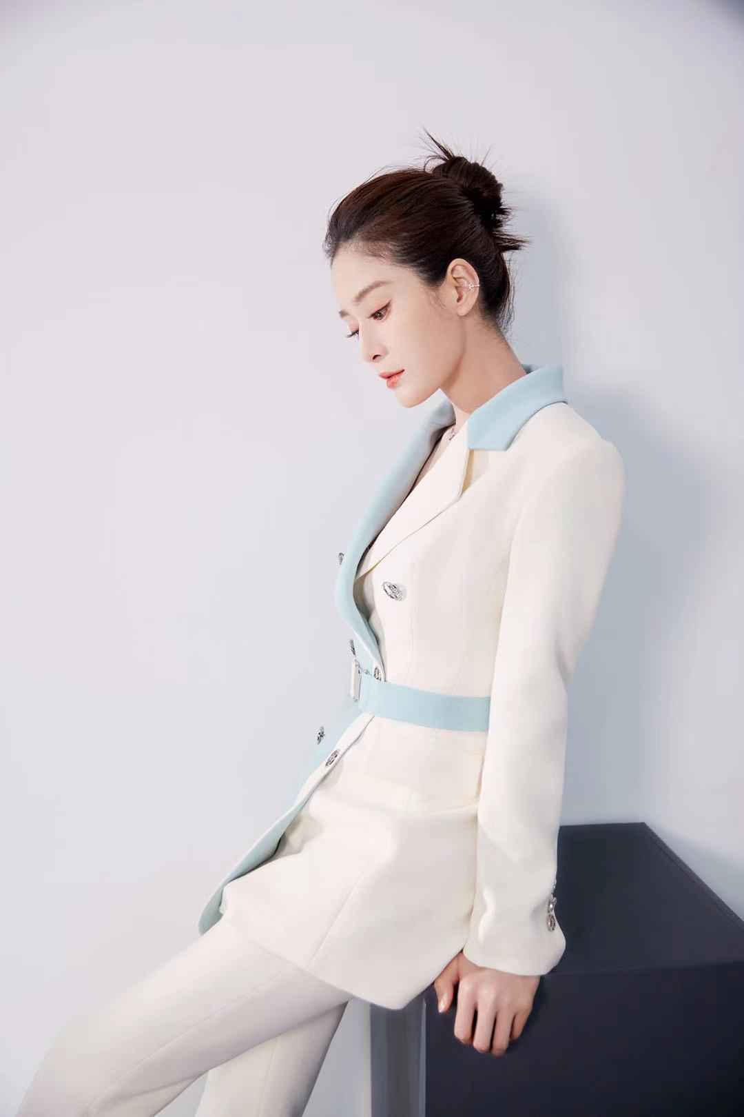 学王媛可穿拼色系搭配白色西裤很时尚