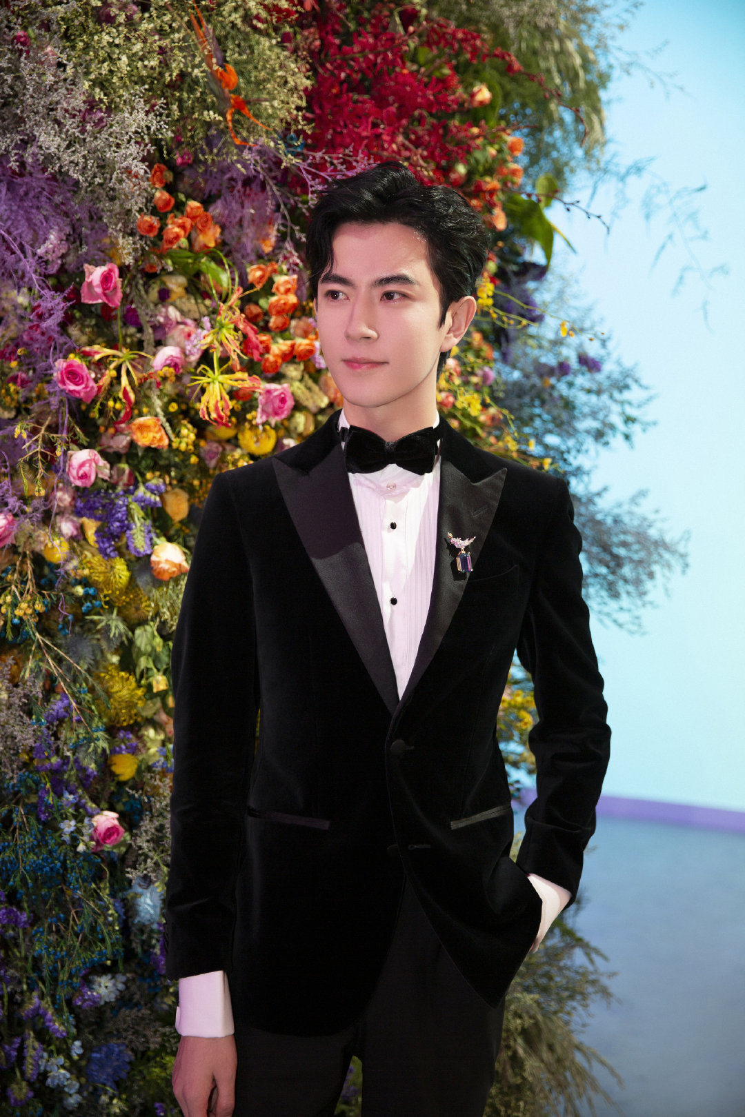 于朦胧黑色西装搭丝绒套装尽显质感和精致雅绅,气宇不凡!