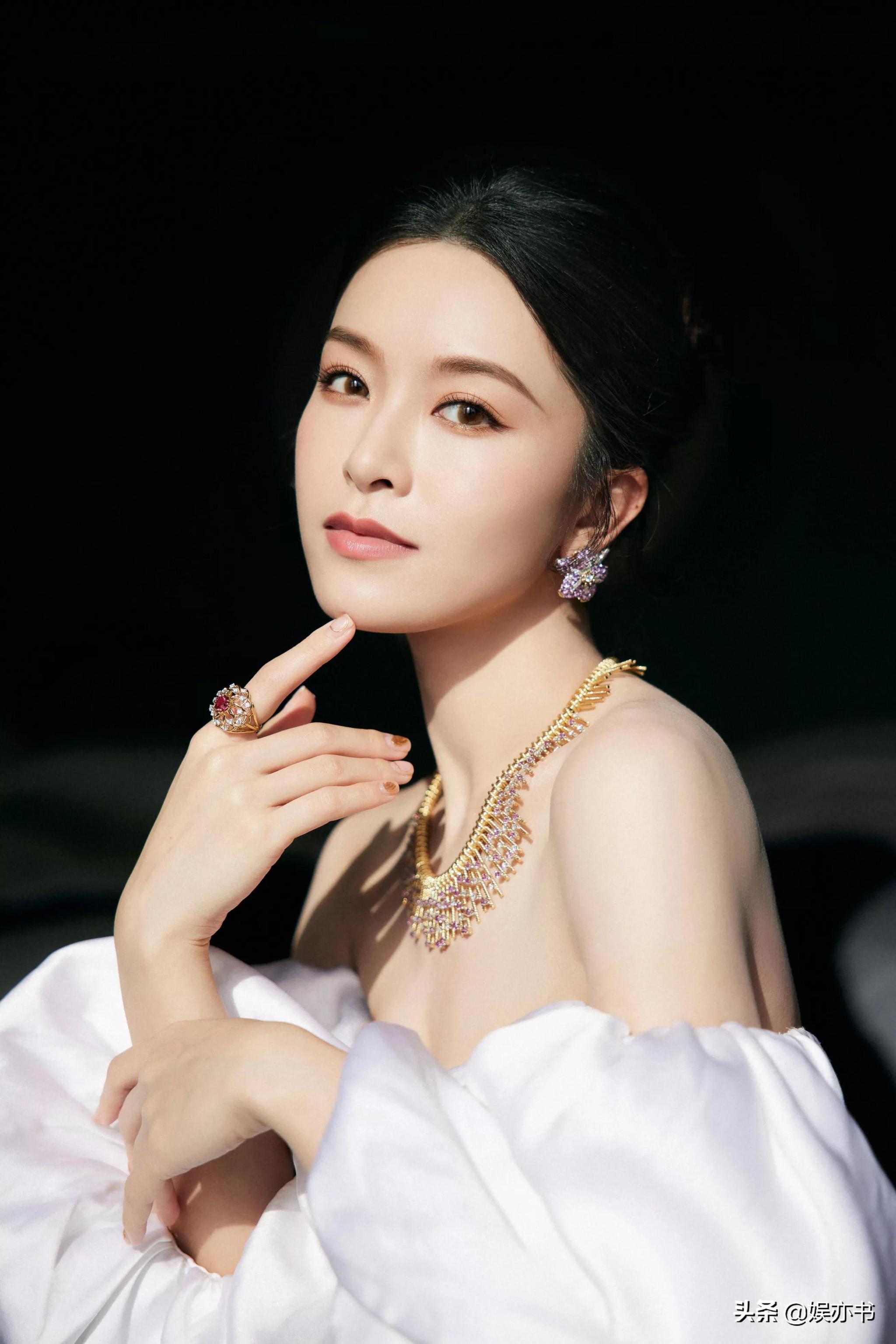 文咏珊复古气氛大片白色抹胸泡泡袖长裙优雅而立气质非凡