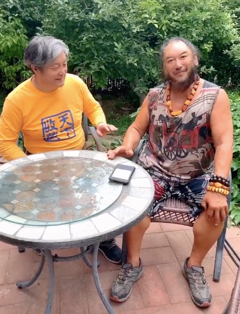 前段时间,他与当年《西游记》中"青狮"的扮演者贾石头相聚,二人坐