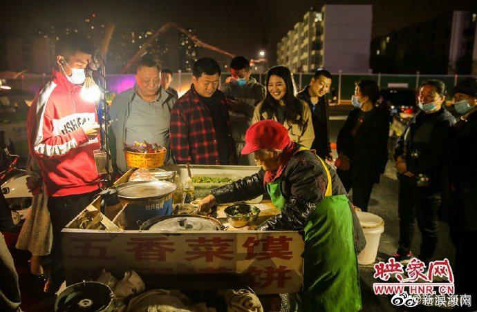 消停点吧！郑州摆摊奶奶走红，十几位主播围观蹭流量！老人道出真心话：尝馍是假，看人是真休闲区蓝鸢梦想 - Www.slyday.coM