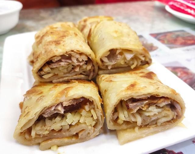 特别大的,仔细看会发现中间有好几层,口感软糯,面味儿足,里面卷了熏肉