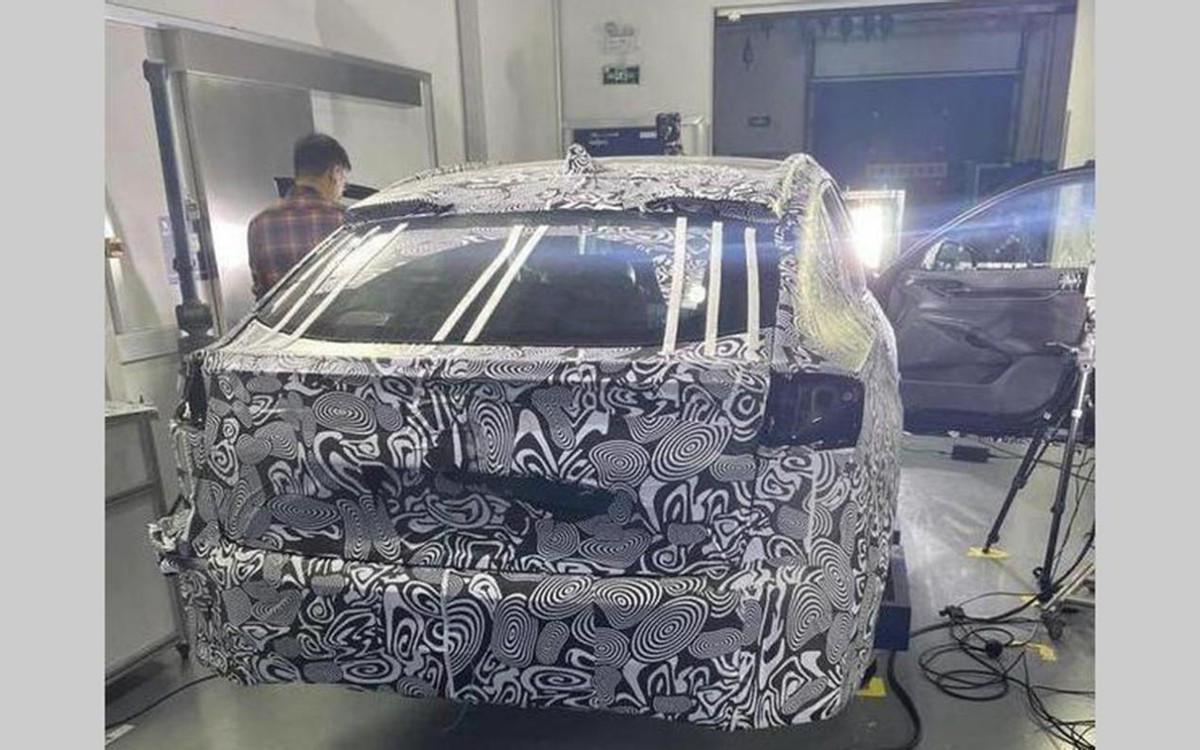 图为蒙迪欧跨界版重度伪装图