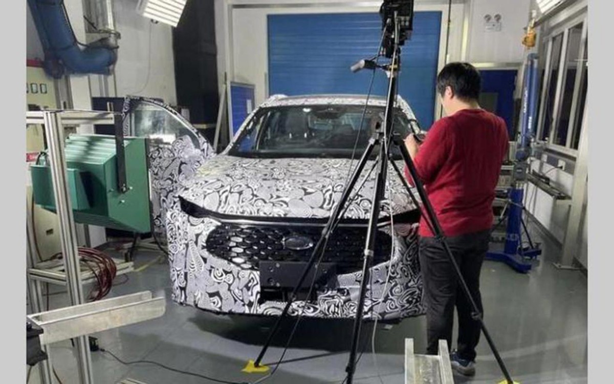 图为蒙迪欧跨界版重度伪装图