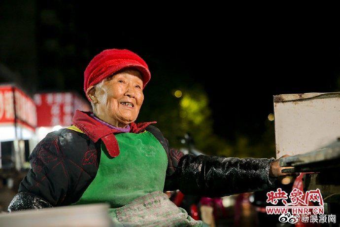 消停点吧！郑州摆摊奶奶走红，十几位主播围观蹭流量！老人道出真心话：尝馍是假，看人是真休闲区蓝鸢梦想 - Www.slyday.coM