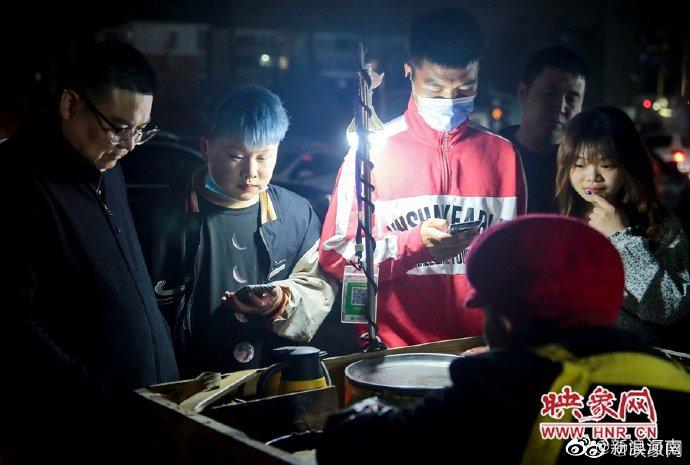 消停点吧！郑州摆摊奶奶走红，十几位主播围观蹭流量！老人道出真心话：尝馍是假，看人是真休闲区蓝鸢梦想 - Www.slyday.coM