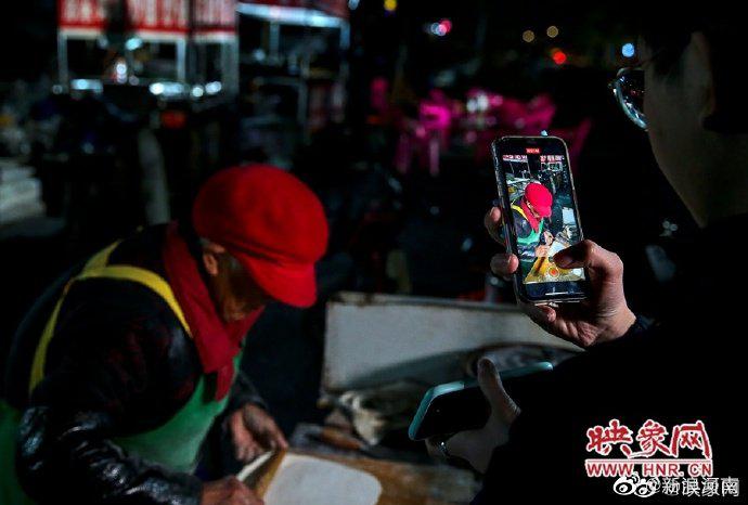 消停点吧！郑州摆摊奶奶走红，十几位主播围观蹭流量！老人道出真心话：尝馍是假，看人是真休闲区蓝鸢梦想 - Www.slyday.coM