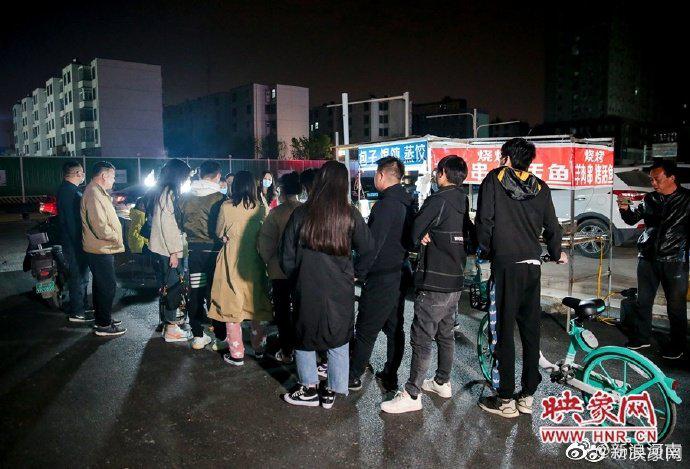 消停点吧！郑州摆摊奶奶走红，十几位主播围观蹭流量！老人道出真心话：尝馍是假，看人是真休闲区蓝鸢梦想 - Www.slyday.coM