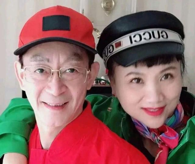 六小龄童62岁生日晒与妻子幸福时刻妻子显年轻