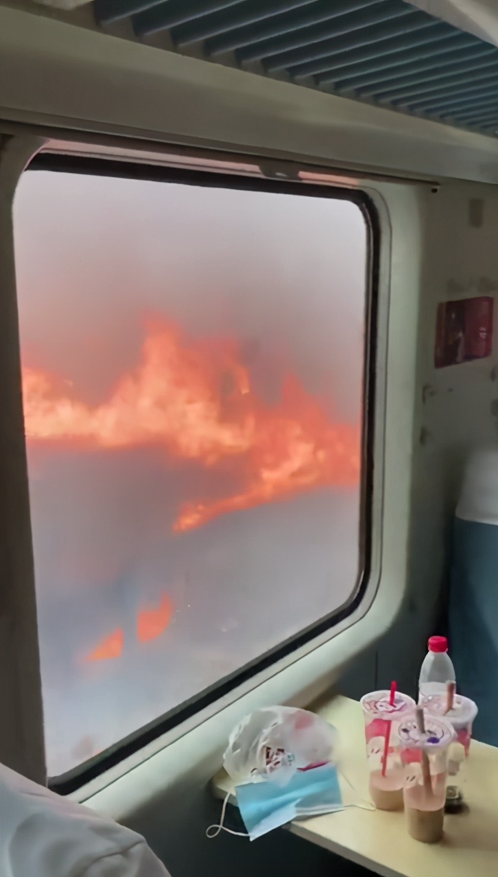 烧秸秆引发大火,致一北京至齐齐哈尔列车停运!当事人被刑拘休闲区蓝鸢梦想 - Www.slyday.coM 烧秸秆引发大火,致一北京至齐齐哈尔列车停运!当事人被刑拘休闲区蓝鸢梦想 - Www.slyday.coM