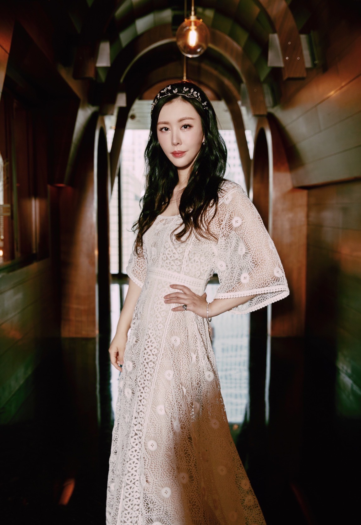 王石娇妻田朴珺大胆秀事业线运动鞋配高定礼服手上鸽子蛋抢镜