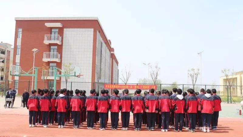 安徽阜南朱寨镇中心学校举行跑操和广播操比赛行走于春风里