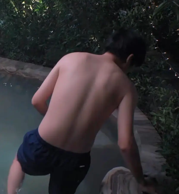 刘昊然董子健王俊凯泡温泉,赘肉松松垮垮,"少年感"不再