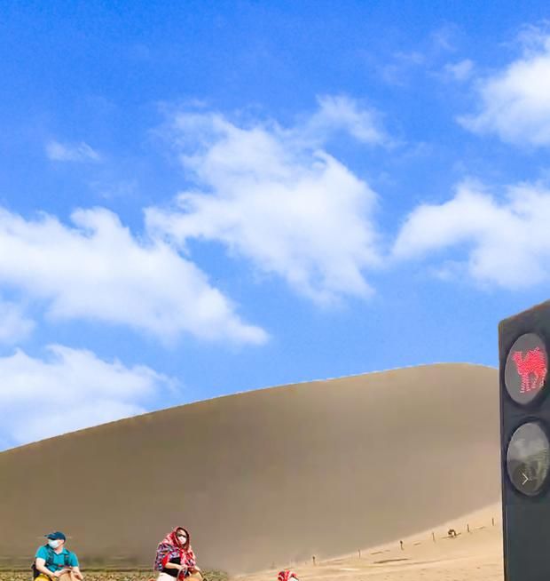 鸣沙山月牙泉景区沙漠骆驼体验是最受游客欢迎的项目之一.