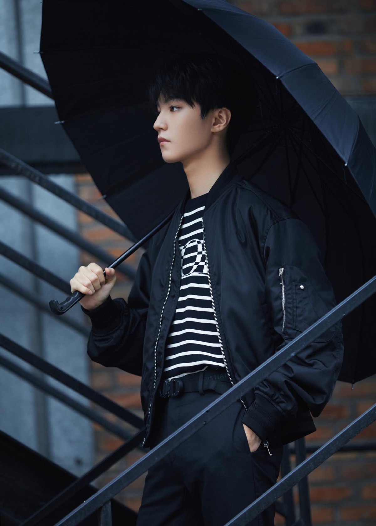 王俊凯持伞全黑装扮,回眸眼神杀太绝了,网友:迷人的反派角色