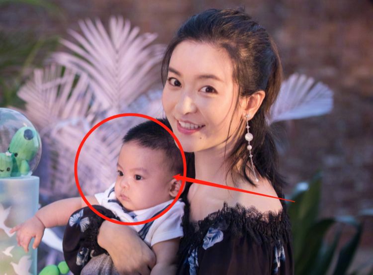 有种"遗传"叫李晟的儿子,五官长得随妈妈,肤色却像极了李佳航