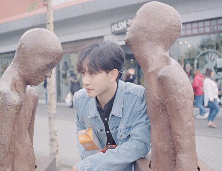 刘洲成有钱泡辣妹，没钱养女儿，还责怪前妻曝光家暴丑闻没了工作休闲区蓝鸢梦想 - Www.slyday.coM