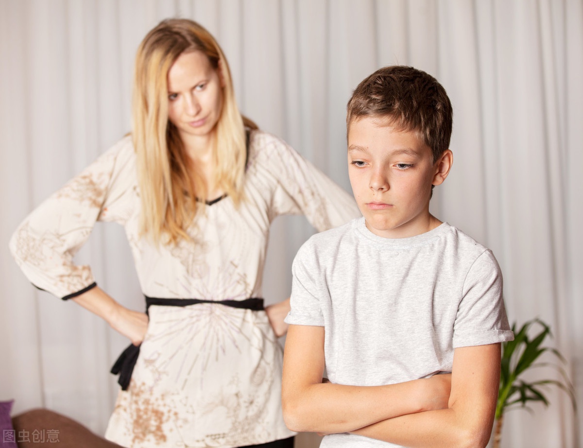 爸爸怒训女儿，儿子急的团团转，爸爸偷偷躲起来哭得比孩子还伤心休闲区蓝鸢梦想 - Www.slyday.coM