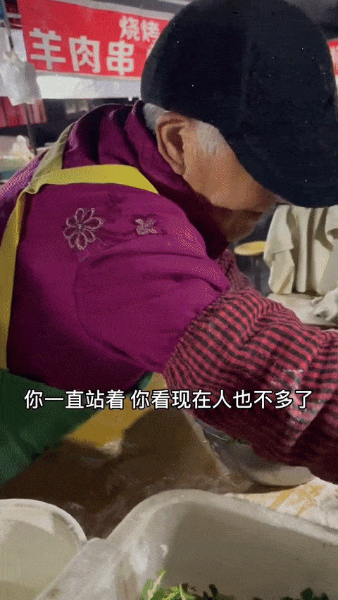 十几位主播围住96岁摆摊奶奶蹭流量，老人：不开心，累休闲区蓝鸢梦想 - Www.slyday.coM