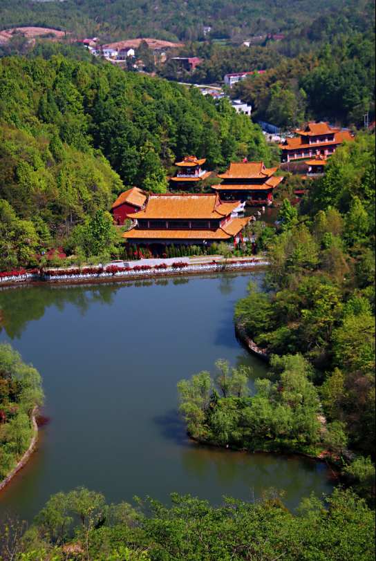 穿过寺庙后,算是真正来到大别山石窟景区的精髓之处,一潭碧波池水的