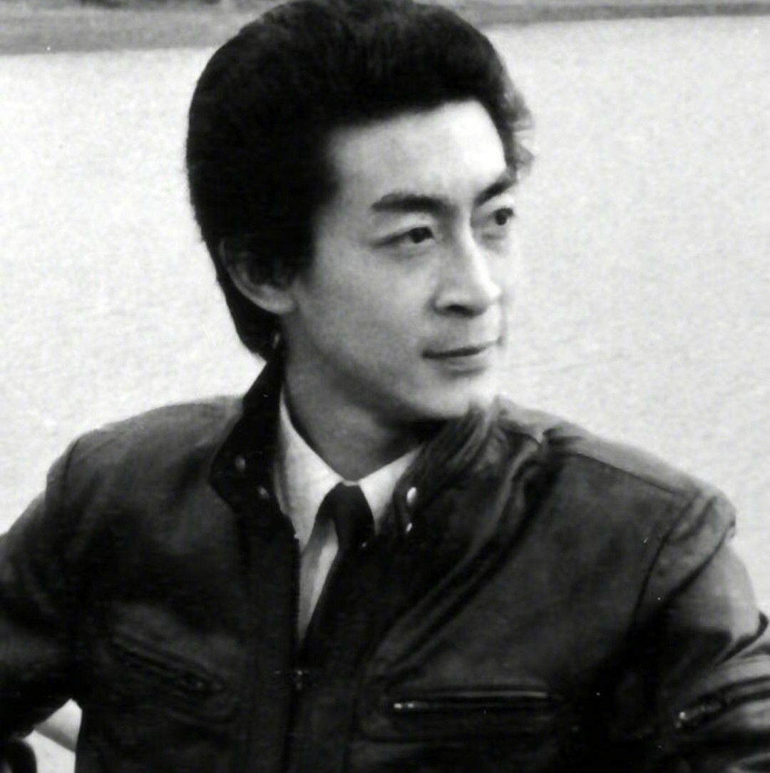 62岁六小龄童庆生,与妻子甜蜜搂肩却吃简餐?因质疑周星驰引争议