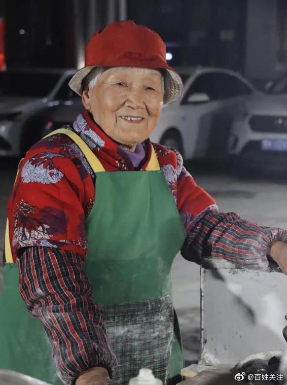 十几位主播围住96岁摆摊奶奶蹭流量，老人：不开心，累休闲区蓝鸢梦想 - Www.slyday.coM