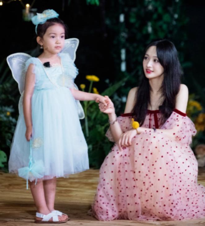 女儿头发浓密双腿超长,皮肤白嫩像外国人|郑爽|被偷拍|张恒_新浪新闻