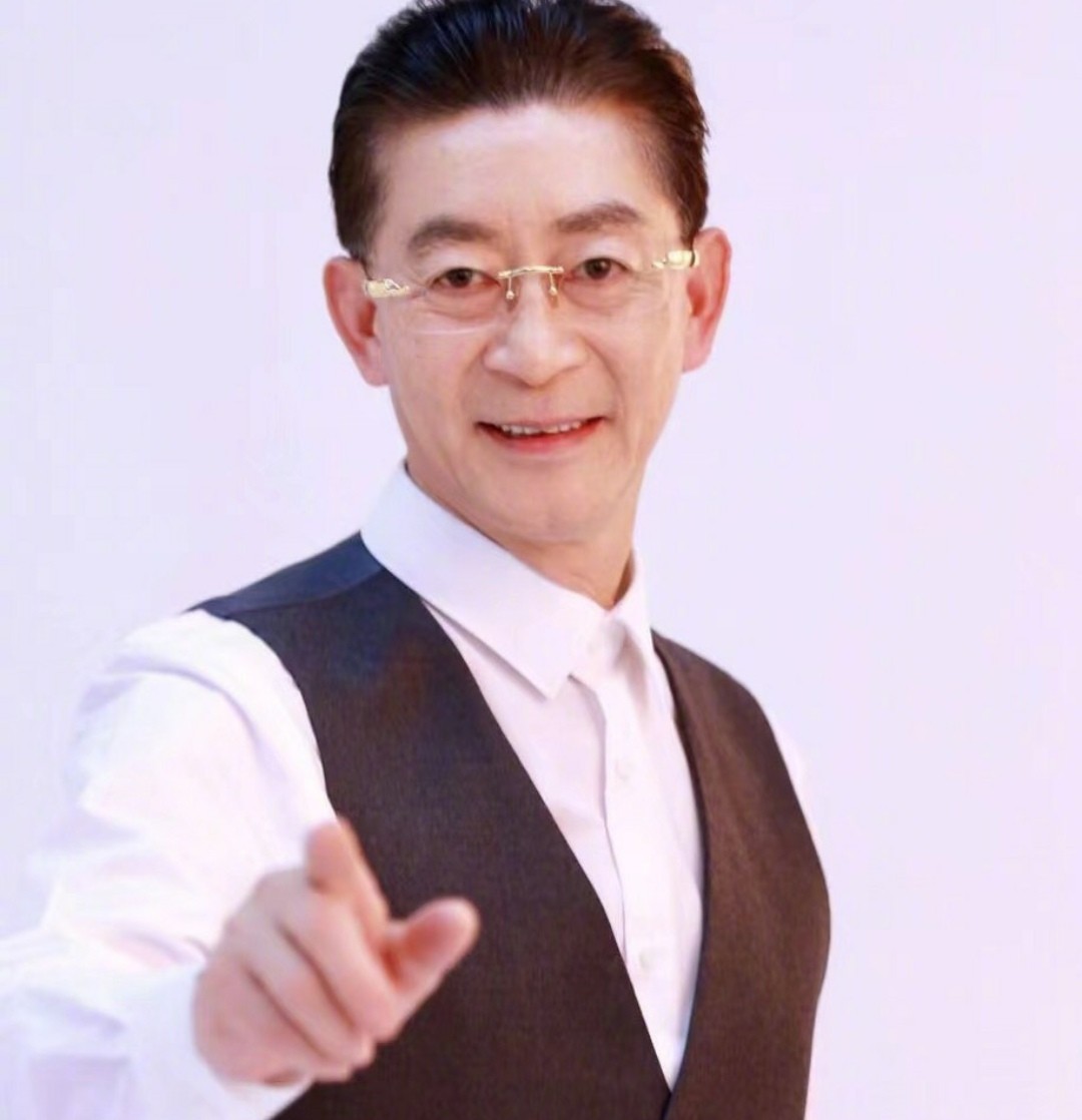 62岁六小龄童庆生,与妻子甜蜜搂肩却吃简餐?因质疑周星驰引争议