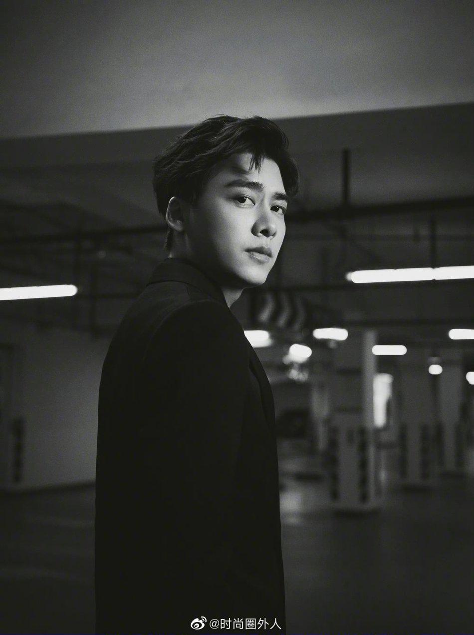 黑色西装的这组黑白look照,这颜值可以再战10年|李易峰|西装|黑色