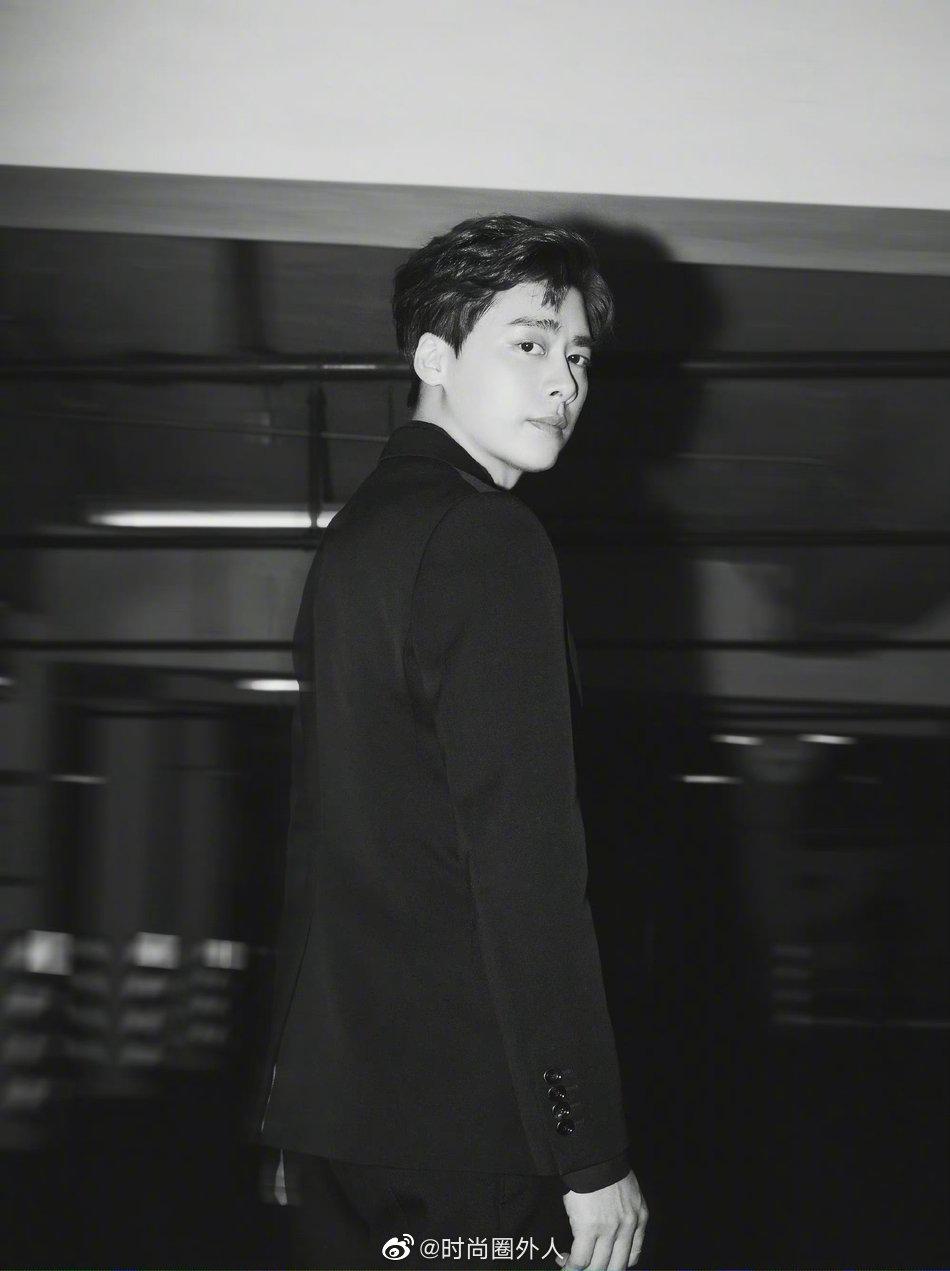 黑色西装的这组黑白look照,这颜值可以再战10年|李易峰|西装|黑色