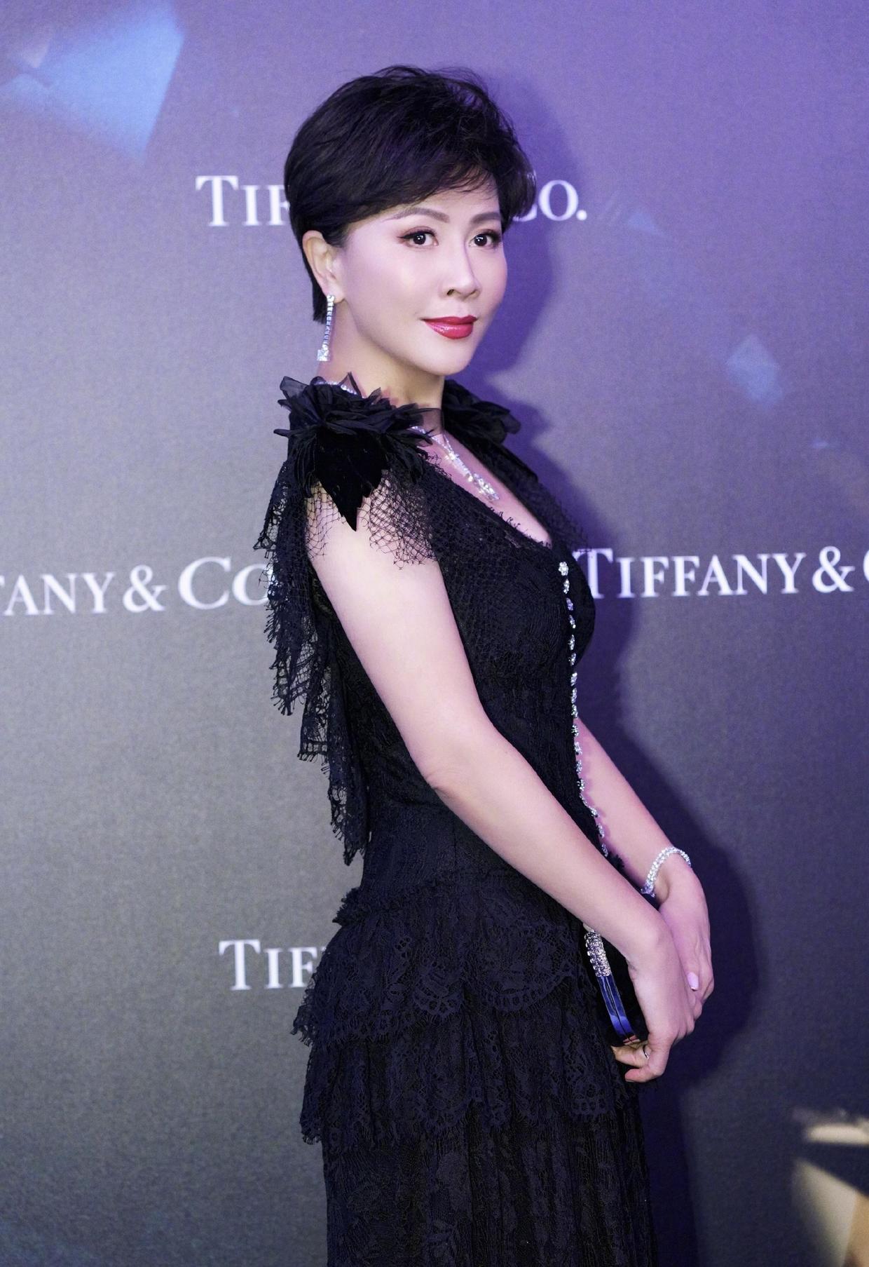 刘嘉玲保养得太好黑金色吊带裙秀少女身段配皮草真有贵妇范