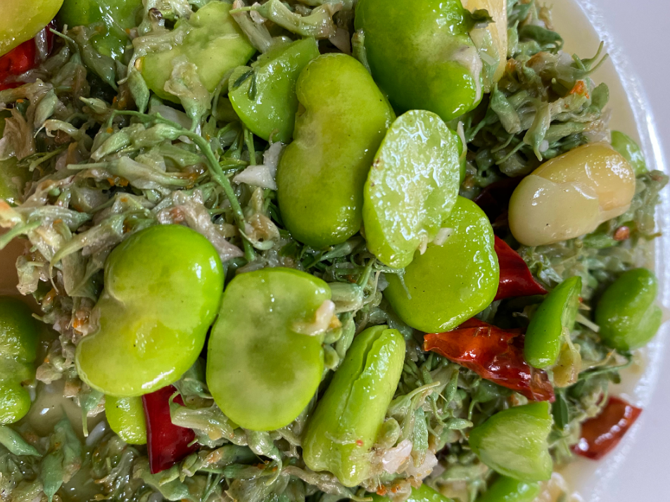 春天在苦刺花还未开花前,摘下花苞食用,花苞有苦味可以先焯水,然后用