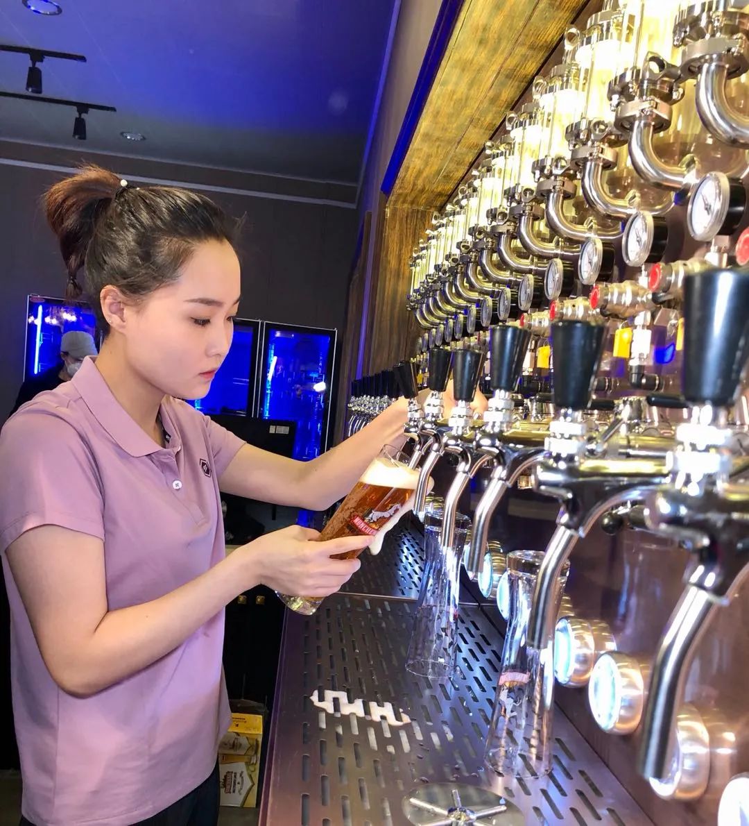 还能边喝酒边看球赛呐|薯格|看球赛|鲜啤酒_新浪新闻