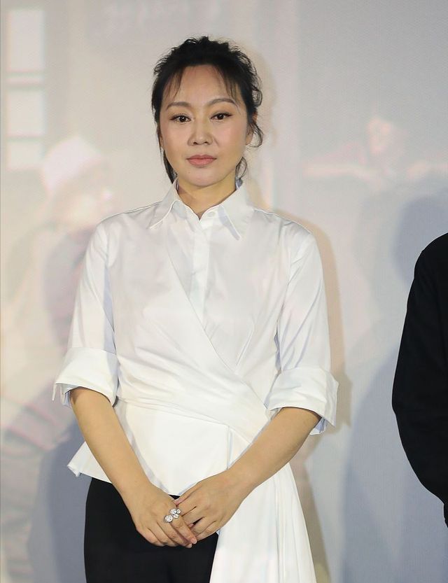 闫妮越老越有味道裙子上下都露肉却看着一点不胖大腿真紧实