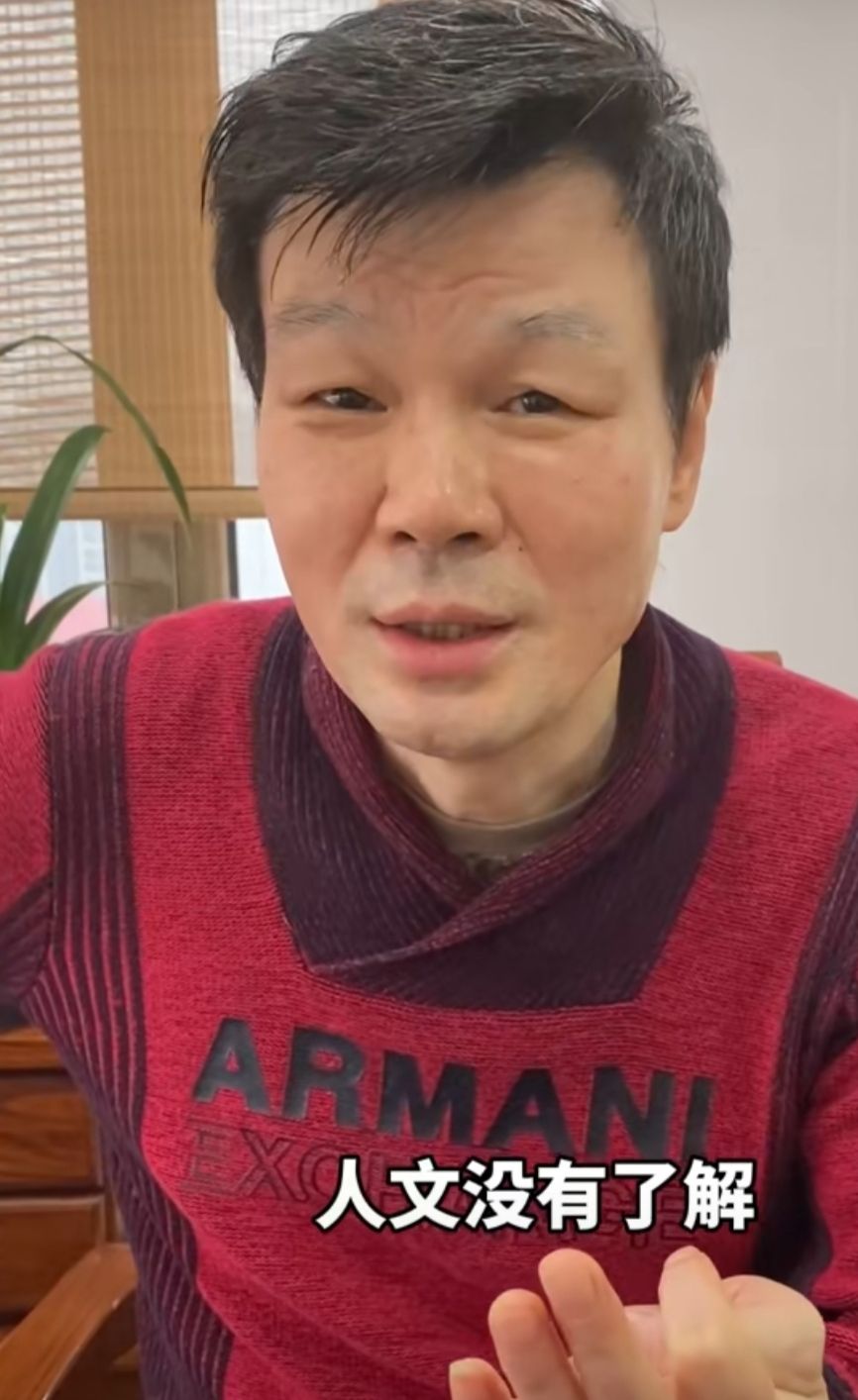 前安徽台一哥李彬晒近况秋衣破洞还在穿曾罢演超级大赢家