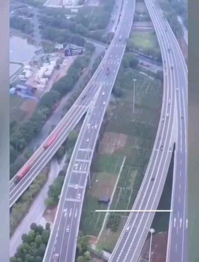 佛山一高速岔路口62万人被罚,网友实测3分钟27辆车压线被拍休闲区蓝鸢梦想 - Www.slyday.coM