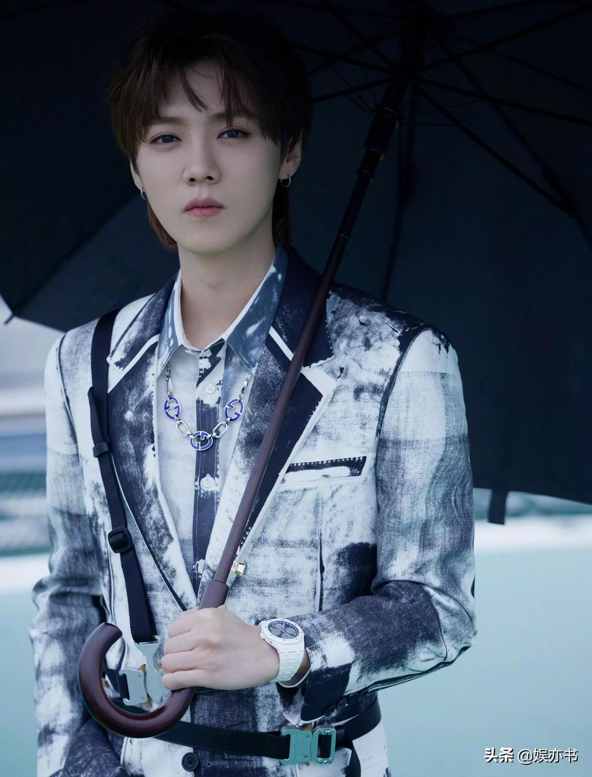 鹿晗 黑白印花扎染花西服套装魅力绅士,帅气十足