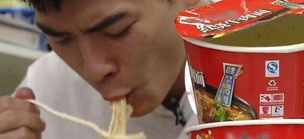 吃了15桶泡面,男子做实验连吃5天泡面,验证方便面营养不营养
