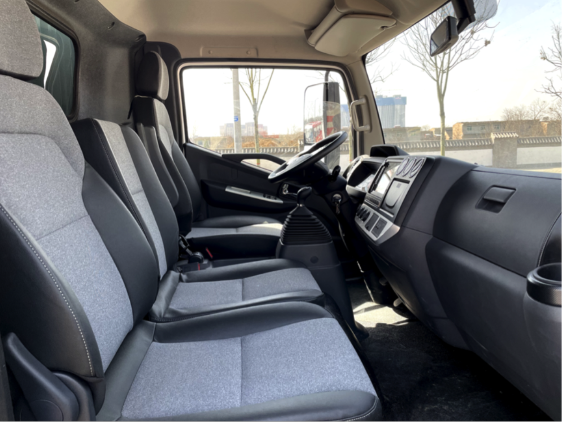 (简约低调的内饰,各项配置一应俱全)