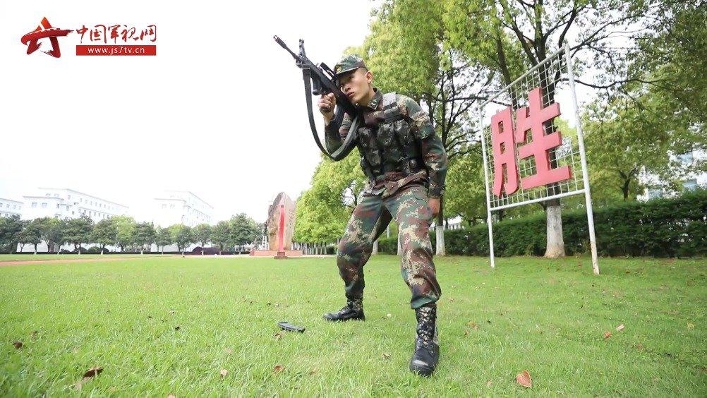 火箭军兵哥单手上膛