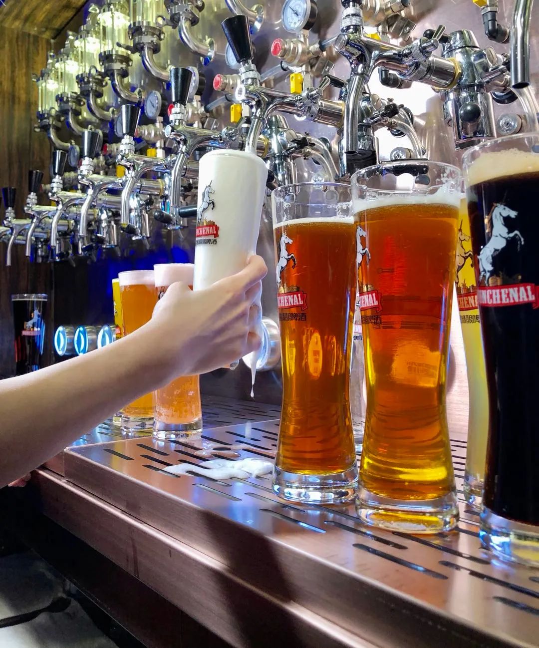 长春这家精酿酒吧女生过生日当天来就送还能边喝酒边看球赛呐