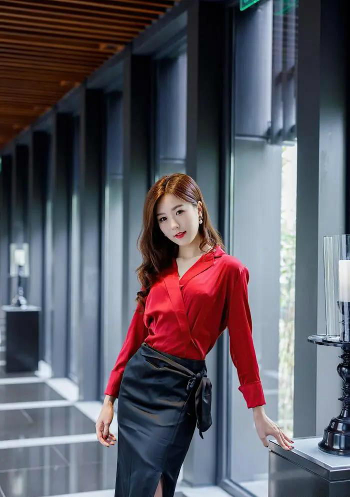 小姐姐这身经典的黑红搭配穿出了女人味知性优雅又性感迷人