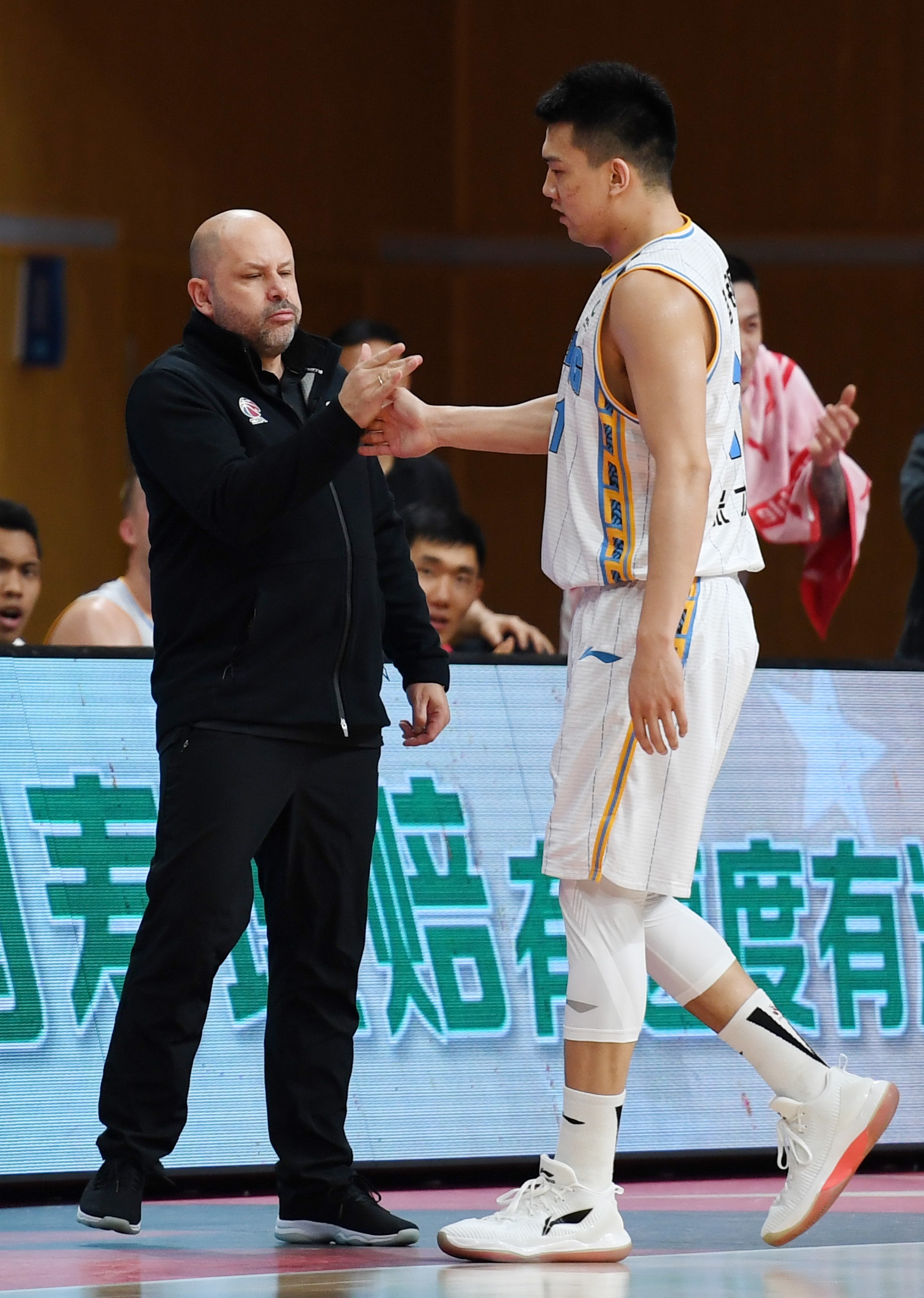 4月12日,福建豹发力队球员黄毅超(右)上篮受阻.