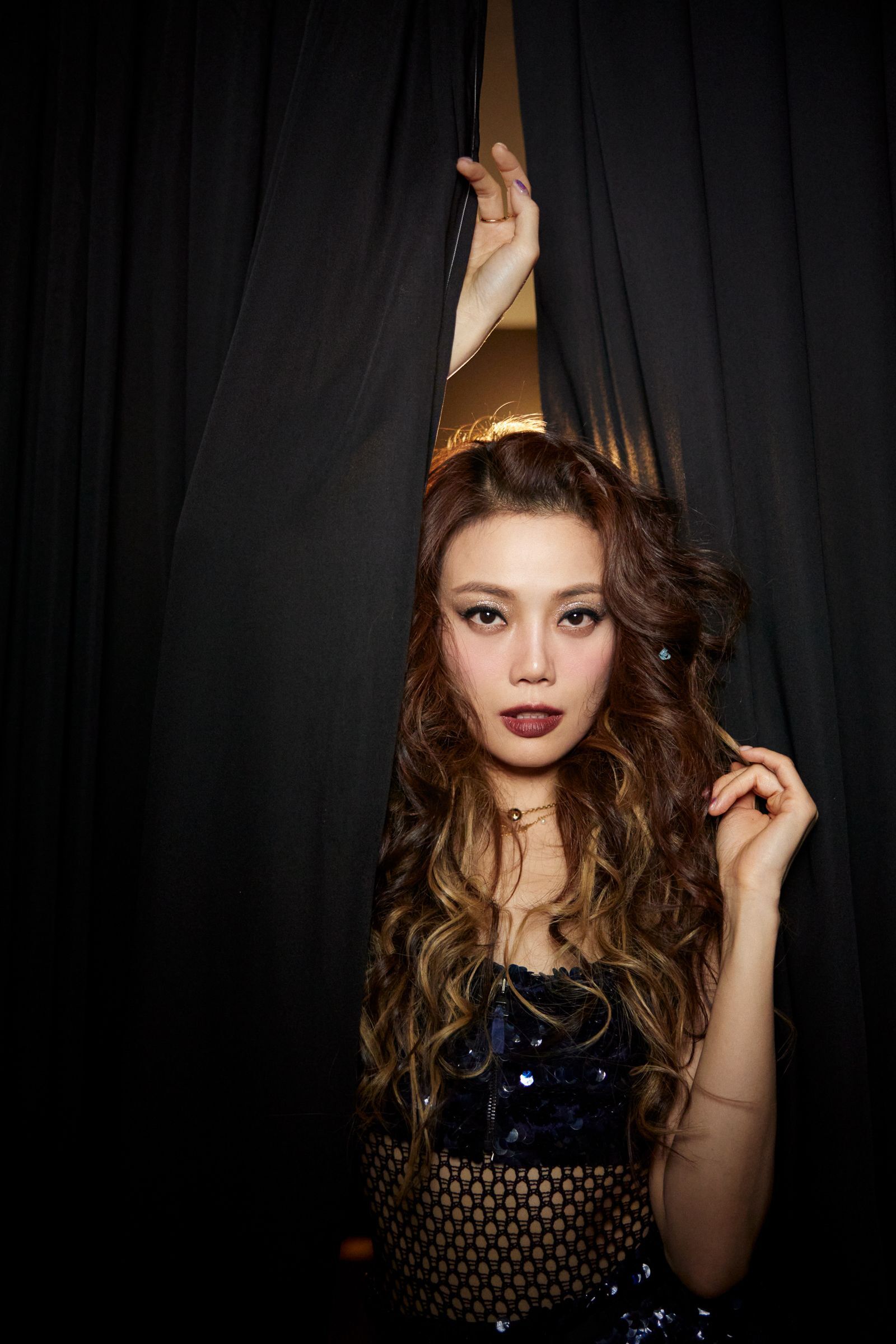 大秀现场,容祖儿身着高定蓝色亮片裙搭配波浪卷发酷飒撩人,现场演绎