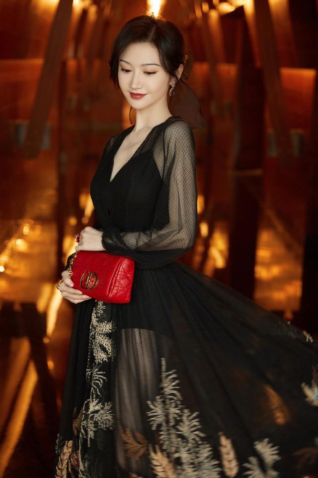 景甜穿薄纱裙秀身材一双嫩腿若隐若现手戴钻石花太富贵