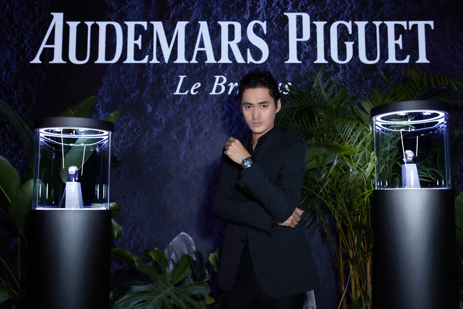 袁弘黑色西装搭配帅气卷发造型酷感时髦