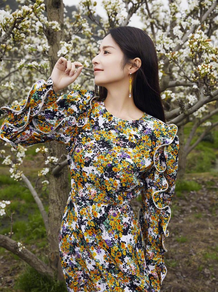 颖儿新剧中碎花裙霸屏,系列裙装超温柔,这才是春装正确打开方式