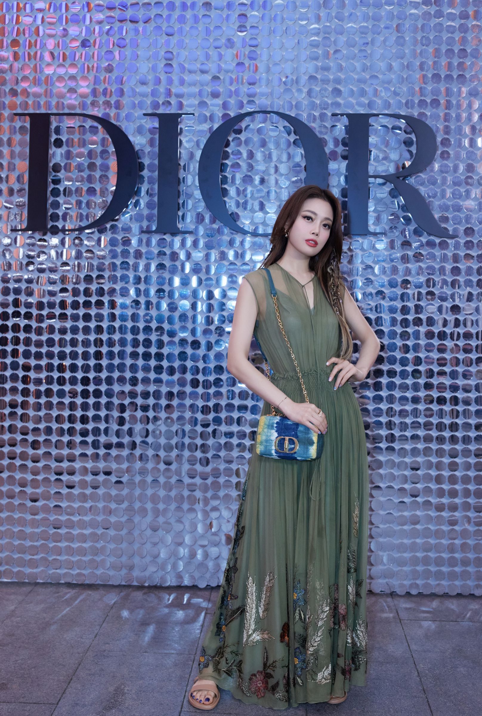 大秀现场,容祖儿身着高定蓝色亮片裙搭配波浪卷发酷飒撩人,现场演绎