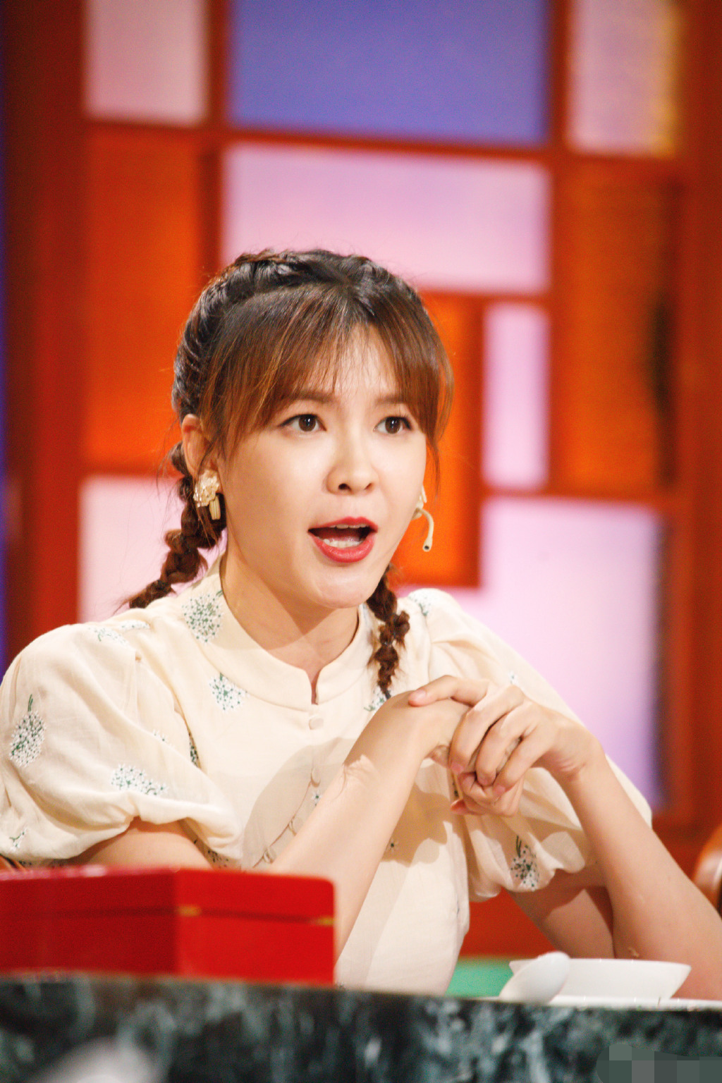 当众和老公贴身亲吻,男方捂脸表情太娇羞|李艾|张徐宁|主持人_新浪