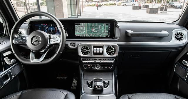 3英寸液晶屏,副驾前方的扶手等,哪哪都是全新一代g级的元素,中控区域